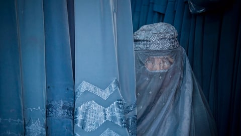 Eine Frau in einer afghanischen, blauen Burka