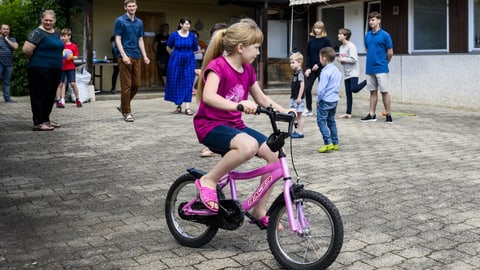 In der Schweiz hat die Caritas ukrainische Flüchtlinge an rund 2000 Gastfamilien vermittelt.