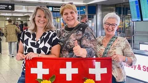 Silivia Limacher, Inara Malkalne und Maja Schenkel am Flughafen Zürich.