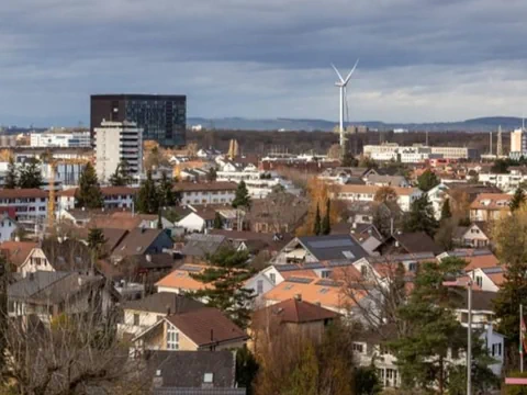 Visualisierung des Windrades. man sieht viele Häuser von Muttenz und dann eben das ins Bild kopierte Windrad.