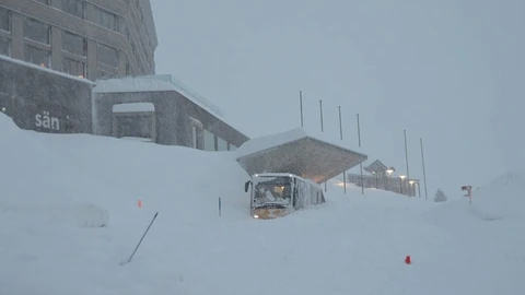 Hotel Schwägalp mit grossen Schneemassen davor