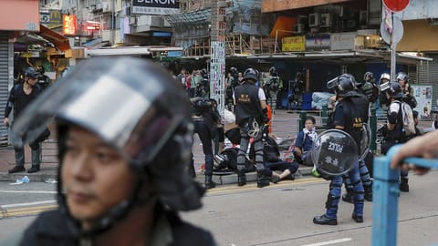 Überblick über Strasse mit Polizei und Protestierenden.