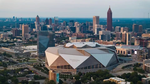 Stadion in Atlanta vor Skyline.