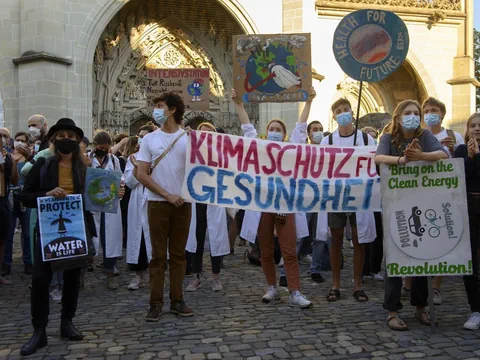 Junge Leute protestieren am Freitag in Bern.