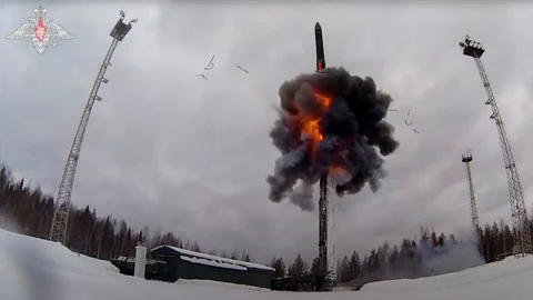 Bild des russischen Verteidigungsministeriums zeigt, wie Russland zu Übungszwecken eine Rakete abfeuert.