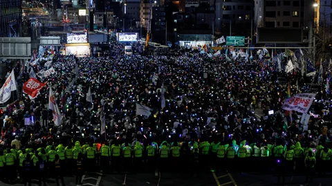 Nachtprotest mit vielen Teilnehmern und Polizei.