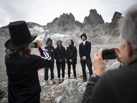 Fotografie einer Gruppe von Menschen durch zwei Fotografen im Gebirge