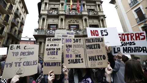 Demonstrierende mit feministischen Plakaten