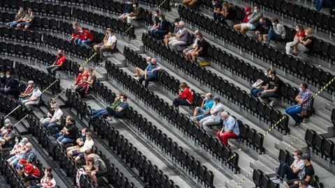 Fans im Eishockey-Stadion. 