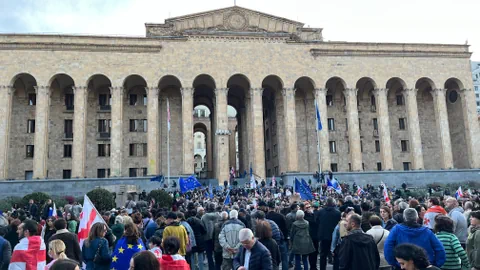 Menschen protestieren gegen den Gesetzesentwurf in Tiflis.