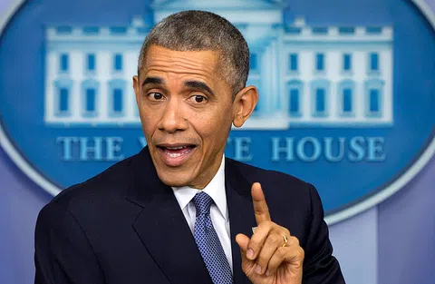 Obama hebt während einer Rede den Zeigefinger.