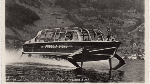 Schwarzweissfoto eines gleitenden Schiffes 'Freccia d'Oro' auf dem Lago Maggiore.