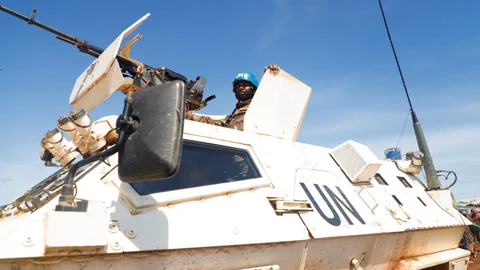 UNO-Soldat blickt aus einem gepanzerten Fahrzeug der UNO-Stabilisierungsmission MONUSCO. 