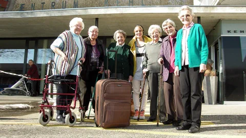 Eine Gruppe von Seniorinnen vor einem Gebäude.