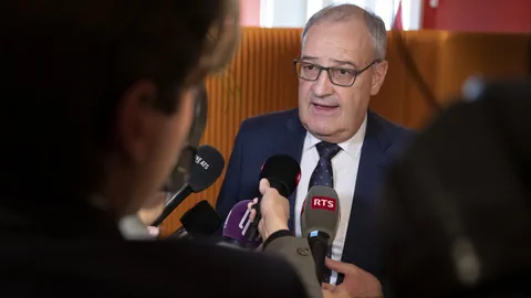 Parmelin spricht in Mikrofone.