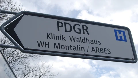 Zu sehen ein Verkehrsschild mit der Aufschrift: PDGR Klinik Waldhaus, WH Montalin / ARBES