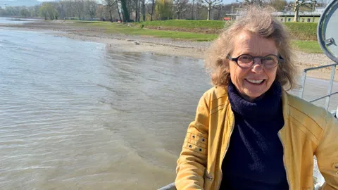 Frau mit Brille am See