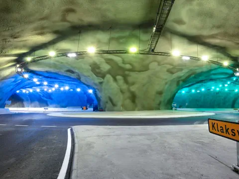 Beleuchteter Tunnel mit der Beschilderung Klaksvik.