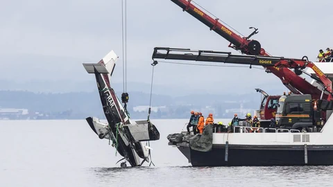 Ein Flugzeug wird im Mai 2021 aus dem Bodensee geborgen.