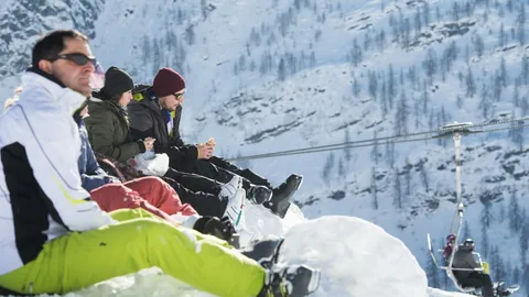 Menschen mit Sandwich im Skigebiet