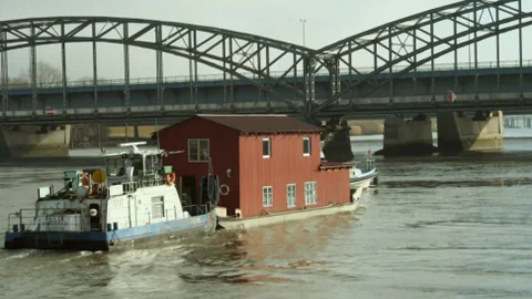 Rotes Hausboot im Fluss.