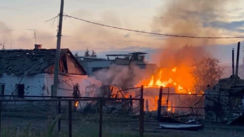 Neben einem Haus ist starkes Feuer ausgebrochen.