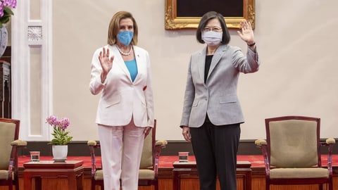 Nancy Pelosi steht neben Tsai Ing-wen, beide winken.