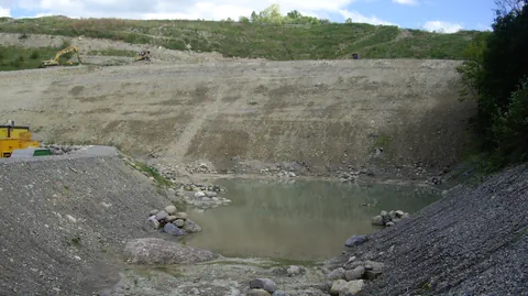 Bagger in einer Kiesgrube.