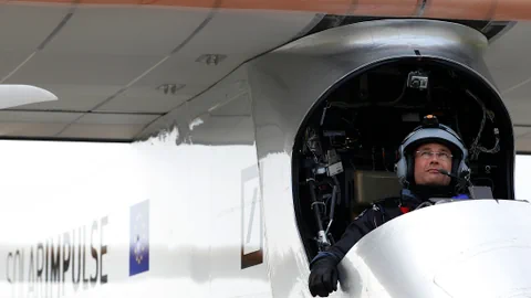 Bertrand Picard in seinem Solarflugzeug. 