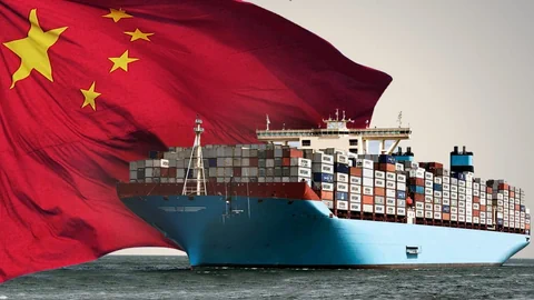 Das Bild zeigt ein Containerschiff, das vor einer riesigen China-Fahne durchfährt.