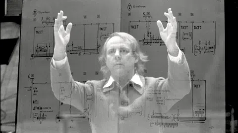 Ein Porträt von Karlheinz Stockhausen, das sich mit einem Notenblatt überschneidet.