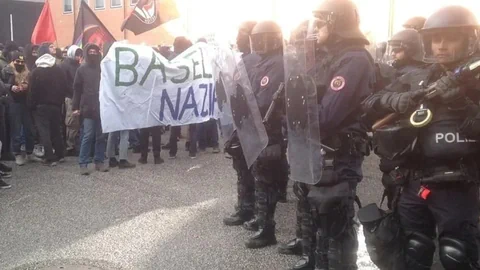 Demonstranten von Nazifrei stehen Polizisten in Vollmontur gegenüber.