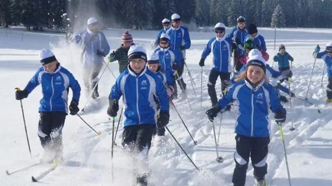 Kinder auf Langlaufski