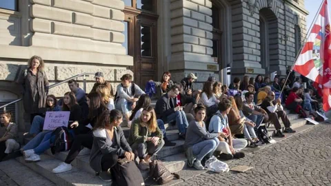 Studentinnen und Studenten vor der Uni Bern