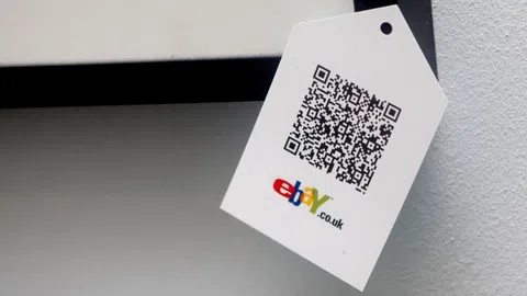 Ein Zettel mit einem QR-Code und dem Ebay-Logo darauf.