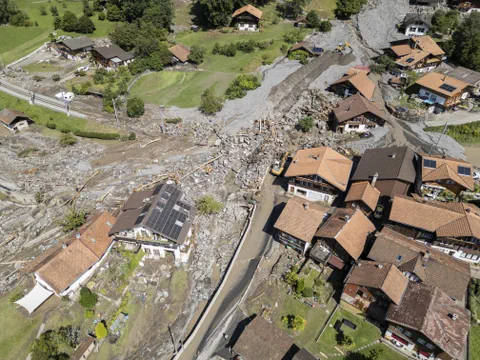 Brienz nach den Geröll- und Schlammmassen: Einige Häuser wurden zerstört.