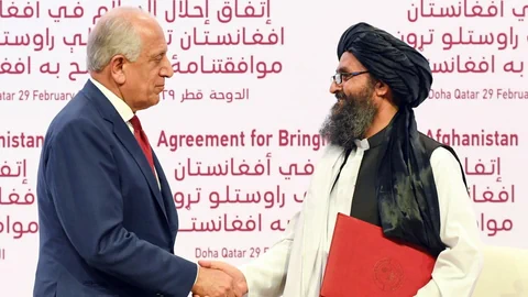 US-Verhandlungsführer Zalmay Khalilzad (l.) mit dem Vertreter der Taliban, Mullah Abdul Ghani Baradar.