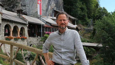 Norbert Bischofberger steht vor den Beatus-Höhlen.