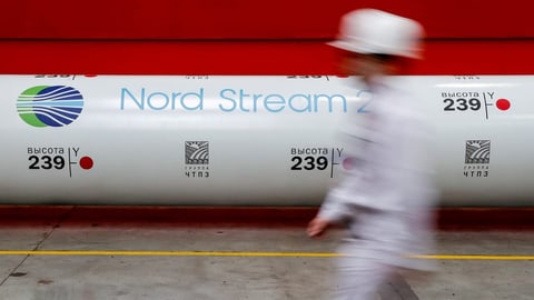 Arbeiter vor Nord Stream-Rohr.