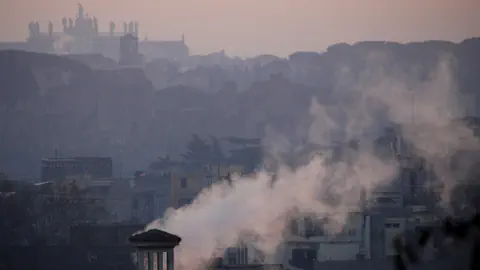 Rauch und Smog über Rom