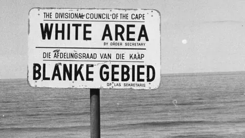 Schild an einem Strand mit der Aufschrift «White Area»