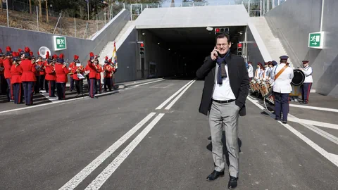 Maudet vor einem Autobahntunnel anlässlich einer Einweihung desselben, Maudet telefoniert.