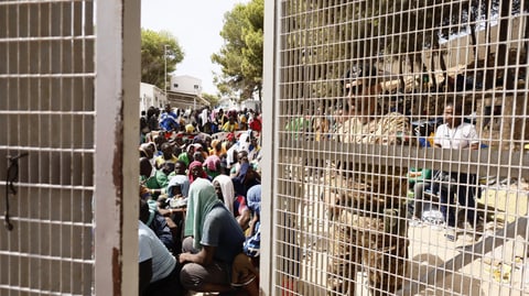 Ein Armeeangehöriger schliesst das Tor zum Auffanglager für Migrantinnen und Migranten auf Lampedusa. 