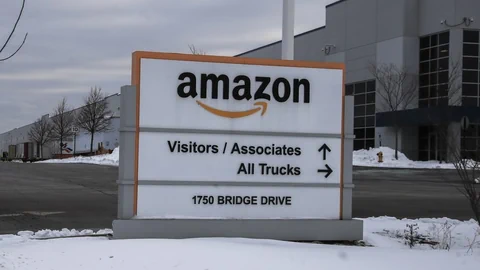 Eingangsschild zu einem Amazon-Zentrum inWaukegan, Illinois