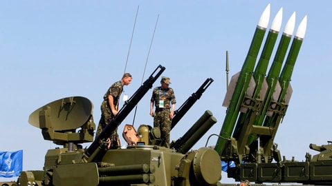 soldaten auf einem Raketenträger.