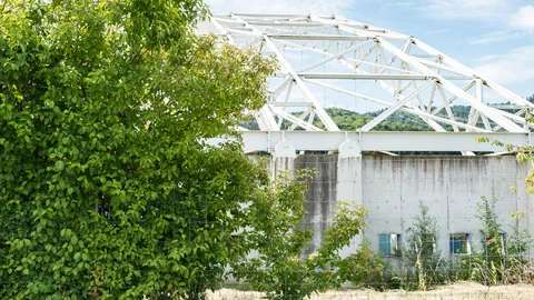 Halle mit weissen Stahlträgern in Kölliken