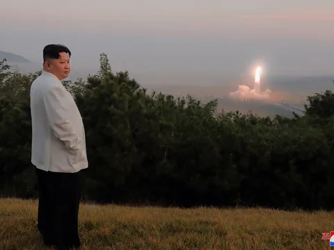 Kim Jong-un verfolgt Raketentest in Nordkorea (Oktober 2022)