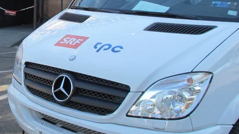 Front eines Sendewagens mit SRF-Logo