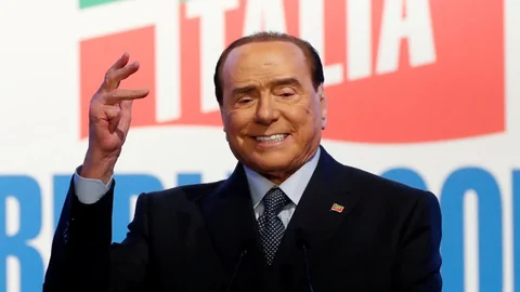 Berlusconi in Nahaufnahme am Rednerpult.