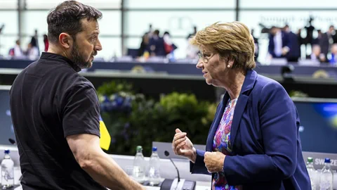 Selenski und Amherd im Gespräch bei der Bürgenstock-Konferenz.